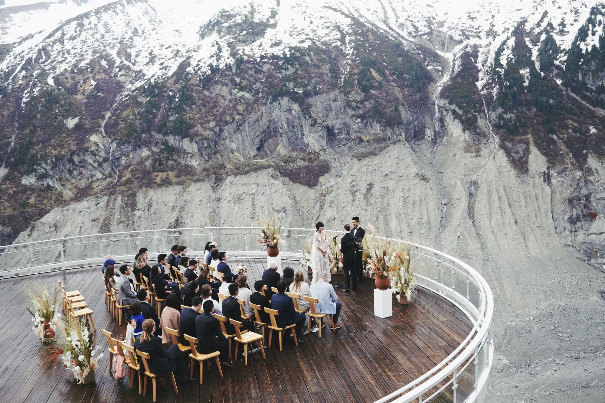 Un mariage au Terminal Neige - Refuge de Montenvers à Chamonix - Photos : Le joli studio et David Picchio - Blog mariage : La mariée aux pieds nus