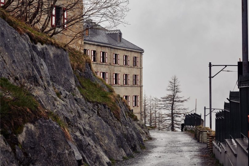 Un mariage au Terminal Neige - Refuge de Montenvers à Chamonix - Photos : Le joli studio et David Picchio - Blog mariage : La mariée aux pieds nus