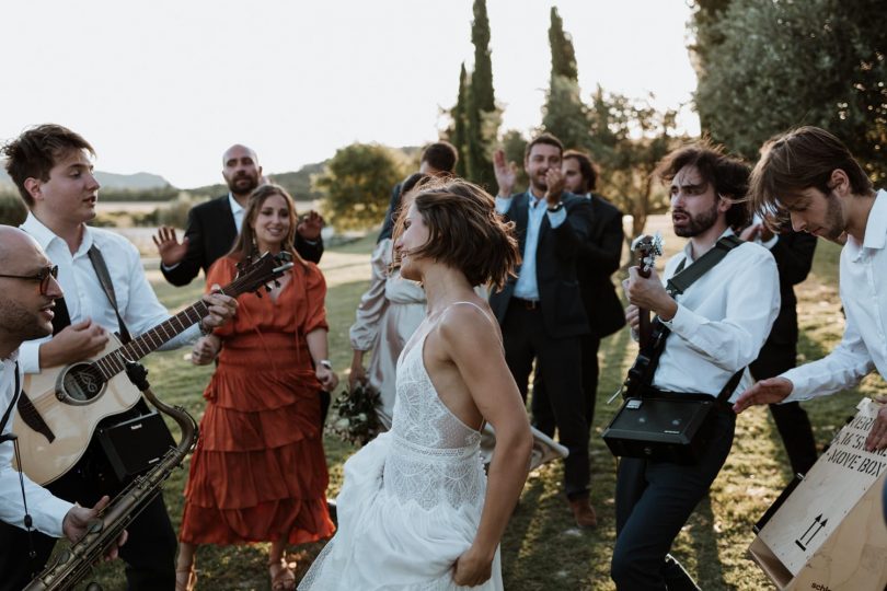 Un mariage terracotta aux Domaines de Patras en Provence - Photos : Soulpics - Blog mariage : La mariée aux pieds nus