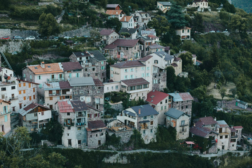 Un mariage à la montagne dans les Alpes Maritimes - A découvrir sur le blog mariage www.lamaireeauxpiedsnus.com - Photos : Reego Photographie