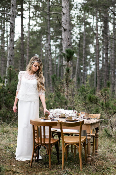 Marion Cougoureux - Un mariage pourpre et nature dans les sous bois - La mariee aux pieds nus