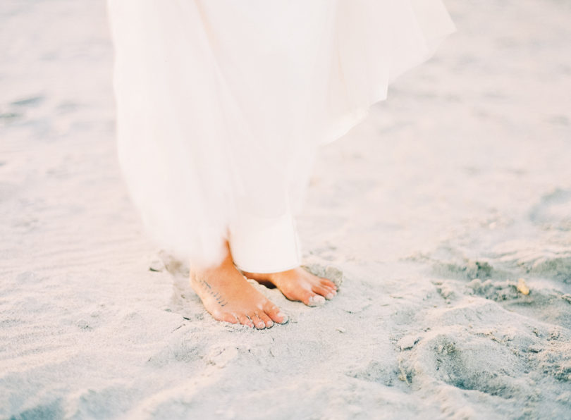 Marion H Photography - Un mariage sur la plage en Nouvelle Zélande - La mariée aux pieds nus