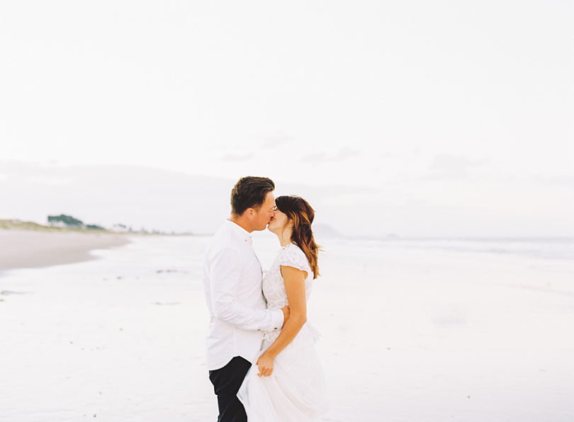 Marion H Photography - Un mariage sur la plage en Nouvelle Zélande - La mariée aux pieds nus