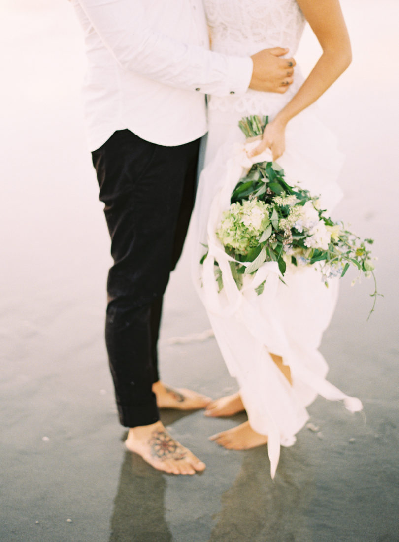 Marion H Photography - Un mariage sur la plage en Nouvelle Zélande - La mariée aux pieds nus - Bouquet de mariée