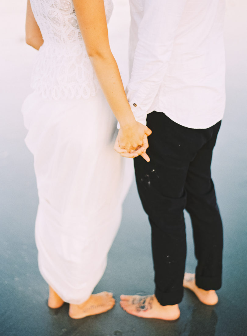 Marion H Photography - Un mariage sur la plage en Nouvelle Zélande - La mariée aux pieds nus