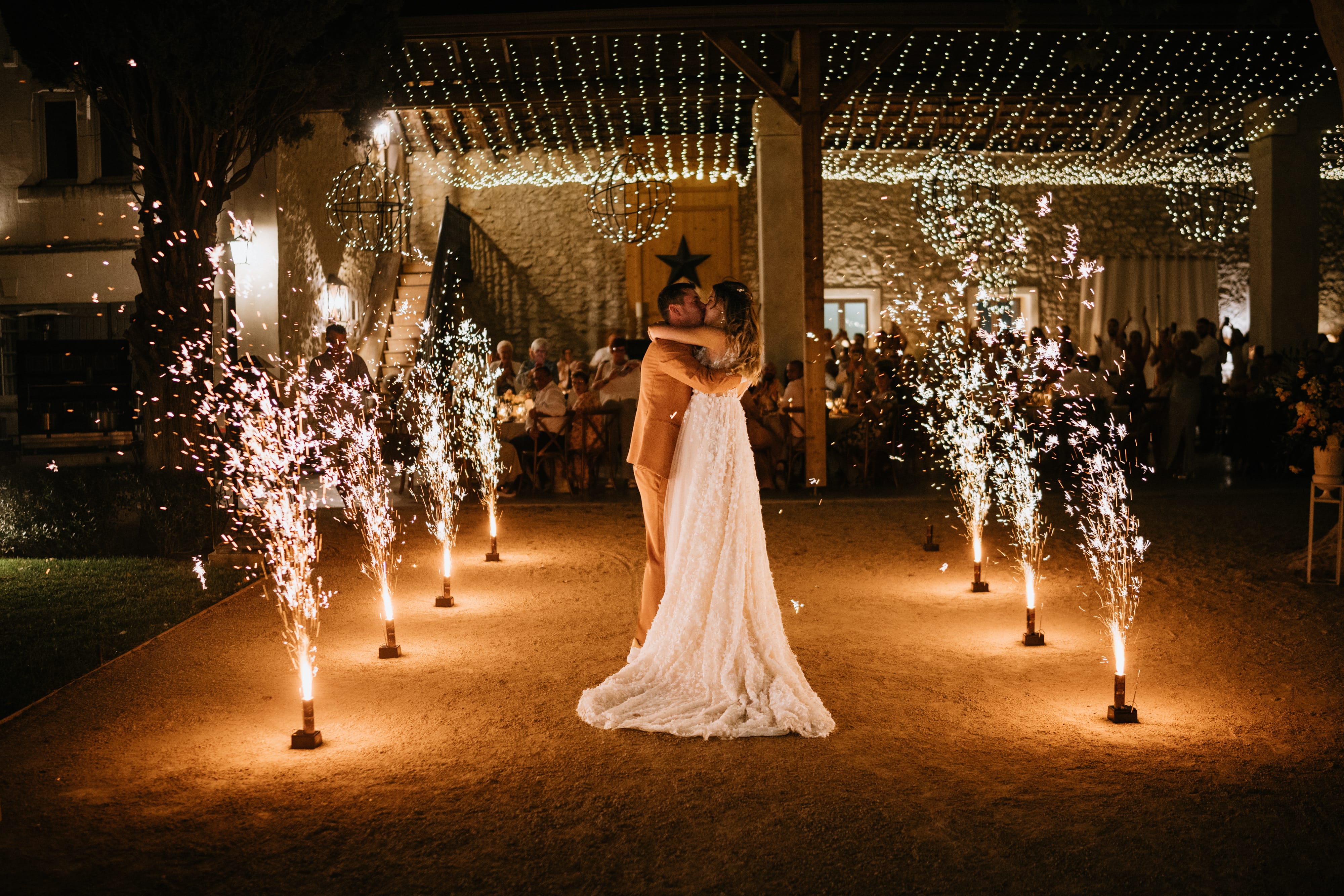 Le Mas d'Arvieux - Lieu de réception en Provence - Blog mariage : La mariée aux pieds nus