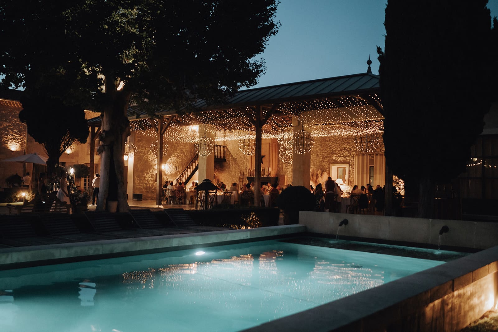 Le Mas d'Arvieux - Lieu de réception en Provence - Blog mariage : La mariée aux pieds nus