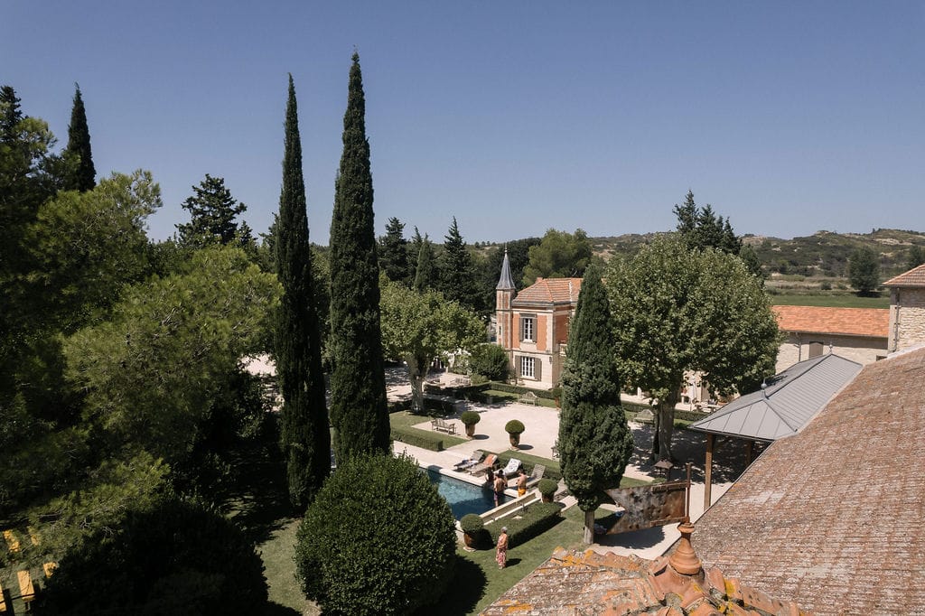 Le Mas d'Arvieux - Lieu de réception en Provence - Blog mariage : La mariée aux pieds nus