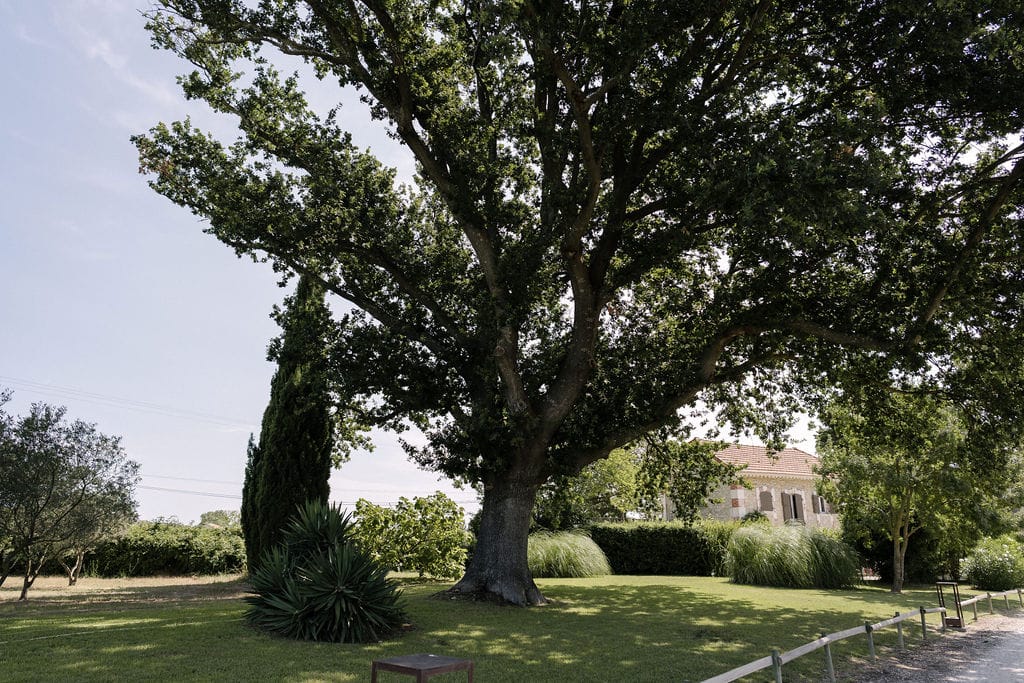 Le Mas d'Arvieux - Lieu de réception en Provence - Blog mariage : La mariée aux pieds nus