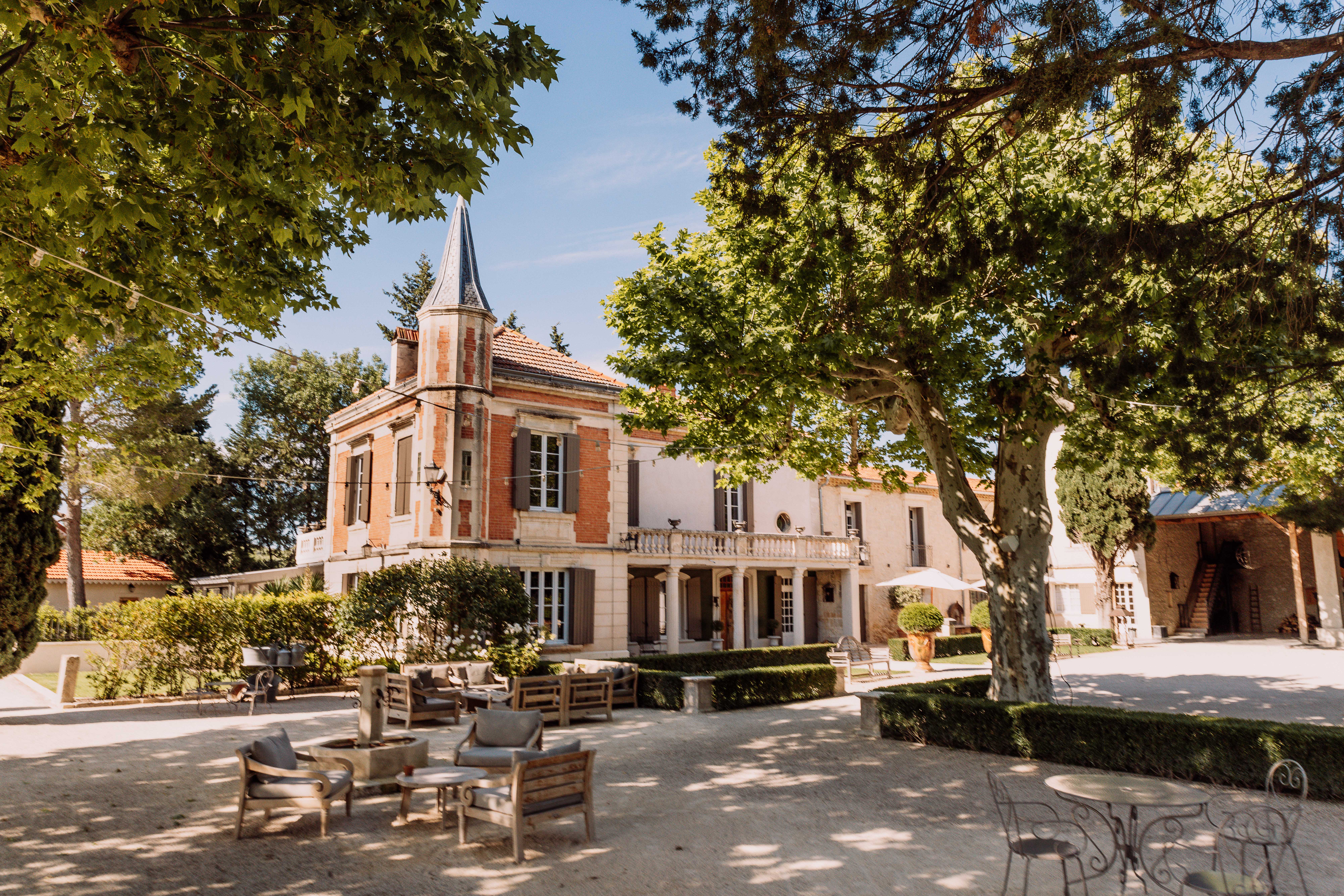 Le Mas d'Arvieux - Lieu de réception en Provence - Blog mariage : La mariée aux pieds nus