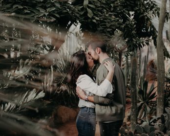 une séance engagement végétale dans une serre - Matterhorn Photography - La mariee aux pieds nus