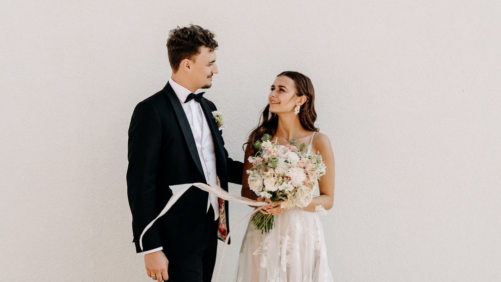Organiser un mariage bilingue : conseils pour une célébration inclusive - Photos : Fanni Herman - Blog mariage : La mariée aux pieds nus
