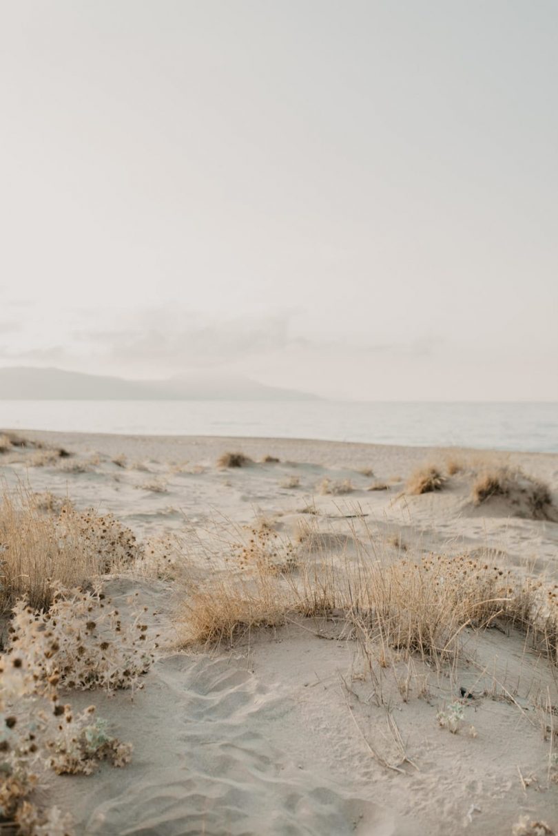 Une séance engagement sur la plage - Photos : Paulina Weddings - Blog mariage : La mariée aux pieds nus