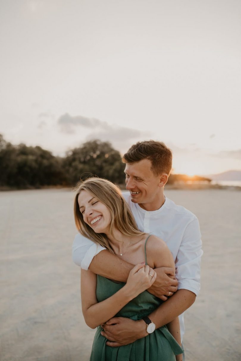 Une séance engagement sur la plage - Photos : Paulina Weddings - Blog mariage : La mariée aux pieds nus