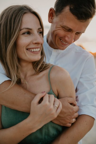 Une séance engagement sur la plage - Photos : Paulina Weddings - Blog mariage : La mariée aux pieds nus