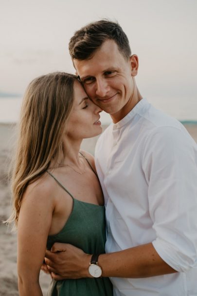 Une séance engagement sur la plage - Photos : Paulina Weddings - Blog mariage : La mariée aux pieds nus