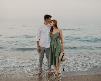 Une séance engagement sur la plage - Photos : Paulina Weddings - Blog mariage : La mariée aux pieds nus