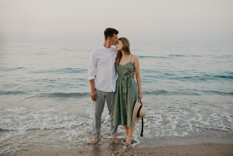 Une séance engagement sur la plage - Photos : Paulina Weddings - Blog mariage : La mariée aux pieds nus