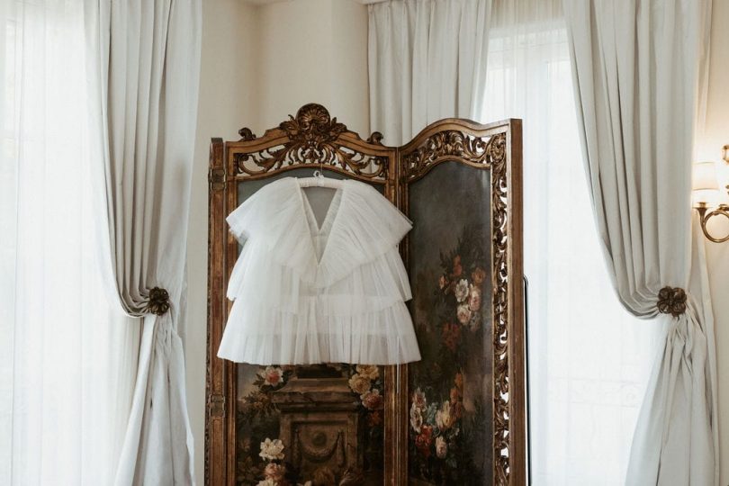 Paviot Créateur - Accessoires de mariée - Collection 2024 - Photo : Hermeline Photographies - Blog mariage : La mariée aux pieds nus