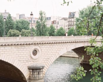 Un portrait d'une mariée parisienne - Path Workshop - Photos : D'Arcy Benincosa - La mariée aux pieds nus