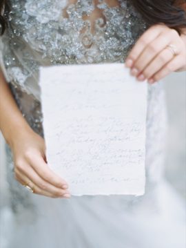 Un portrait d'une mariée parisienne - Path Workshop - Photos : D'Arcy Benincosa - La mariée aux pieds nus