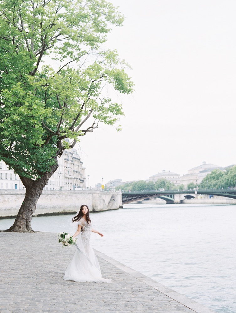 Un portrait d'une mariée parisienne - Path Workshop - Photos : D'Arcy Benincosa - La mariée aux pieds nus