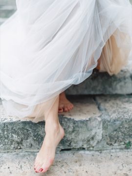 Un portrait d'une mariée parisienne - Path Workshop - Photos : D'Arcy Benincosa - La mariée aux pieds nus