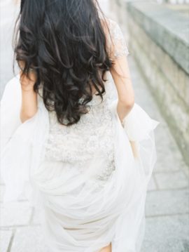 Un portrait d'une mariée parisienne - Path Workshop - Photos : D'Arcy Benincosa - La mariée aux pieds nus