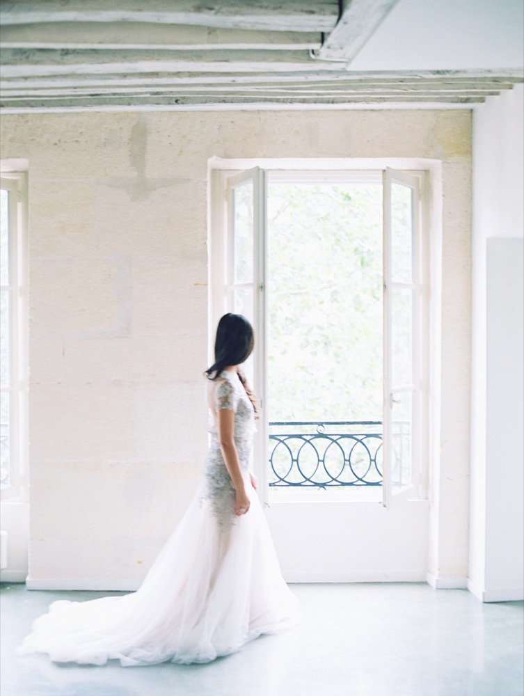 Un portrait d'une mariée parisienne - Path Workshop - Photos : D'Arcy Benincosa - La mariée aux pieds nus