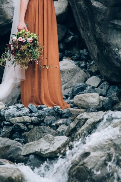 Une mariée rousse en montagne - Un shooting d'inspiration à découvrir sur le blog mariage www.lamarieeauxpiedsnus.com - Photos : Ingrid Lepan