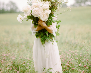 Ou trouver une robe de mariée vintage ? - La mariée aux pieds nus - Photo : Rebecca Yale Photography