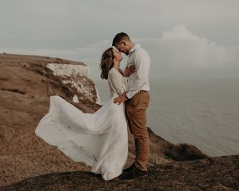 Un renouvellement de voeux sur la côte - Photos : Less is more by Lesly S Photography - Blog mariage : La mariée aux pieds nus
