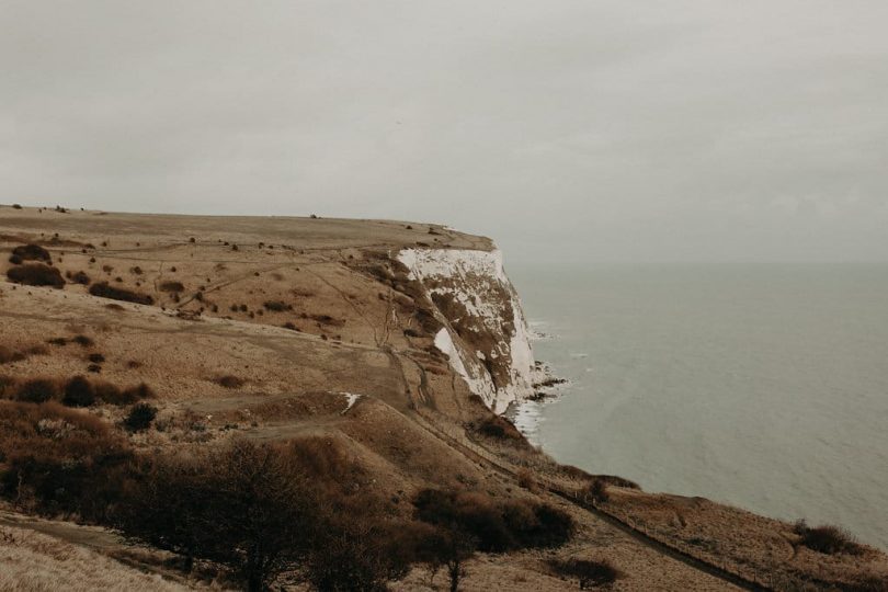 Un renouvellement de voeux sur la côte - Photos : Less is more by Lesly S Photography - Blog mariage : La mariée aux pieds nus