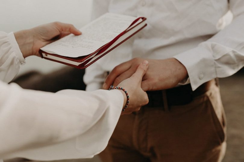 Un renouvellement de voeux sur la côte - Photos : Less is more by Lesly S Photography - Blog mariage : La mariée aux pieds nus