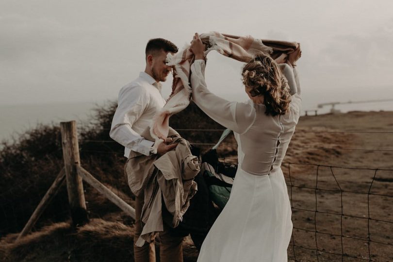 Un renouvellement de voeux sur la côte - Photos : Less is more by Lesly S Photography - Blog mariage : La mariée aux pieds nus