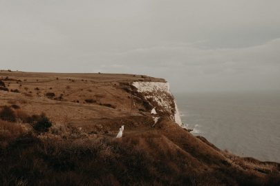 Un renouvellement de voeux sur la côte - Photos : Less is more by Lesly S Photography - Blog mariage : La mariée aux pieds nus