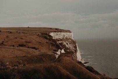 Un renouvellement de voeux sur la côte - Photos : Less is more by Lesly S Photography - Blog mariage : La mariée aux pieds nus