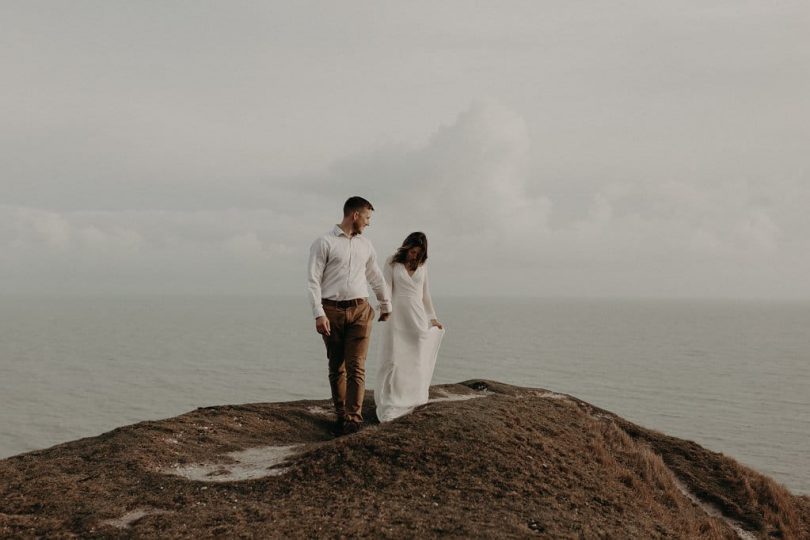 Un renouvellement de voeux sur la côte - Photos : Less is more by Lesly S Photography - Blog mariage : La mariée aux pieds nus