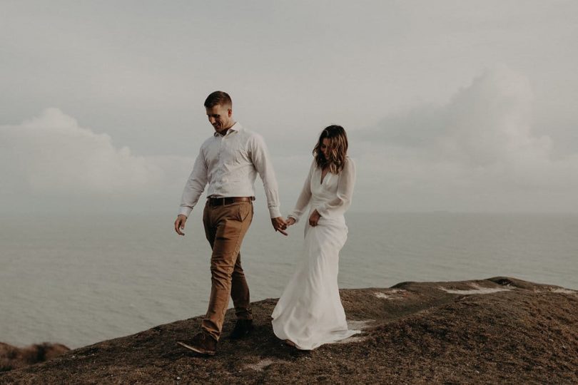 Un renouvellement de voeux sur la côte - Photos : Less is more by Lesly S Photography - Blog mariage : La mariée aux pieds nus