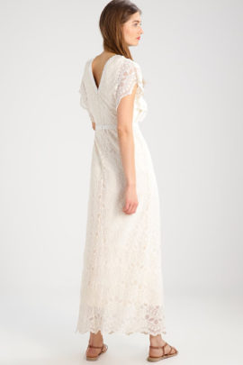 18 robes de mariée à moins de 500 euros - A découvrir sur le blog mariage www.lamarieeauxpiedsnus.com