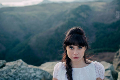 Robes de mariée maternité par Caroline Quesnel - A découvrir sur le blog mariage www.lamarieeauxpiedsnus.com - Photos : Alison Bounce