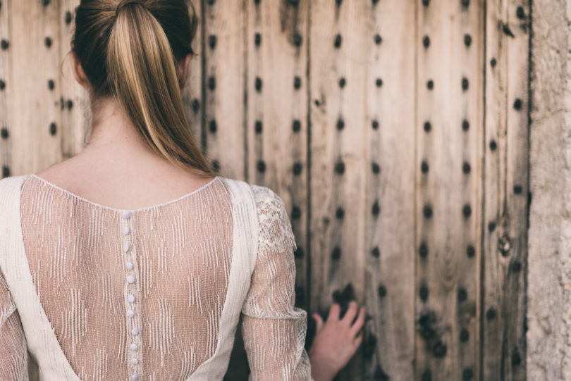 Marion Kenezi - Robes de mariée - Collection 2017 - Photos : Julien Navarre - A découvrir sur le blog mariage www.lamarieeauxpiedsnus.com