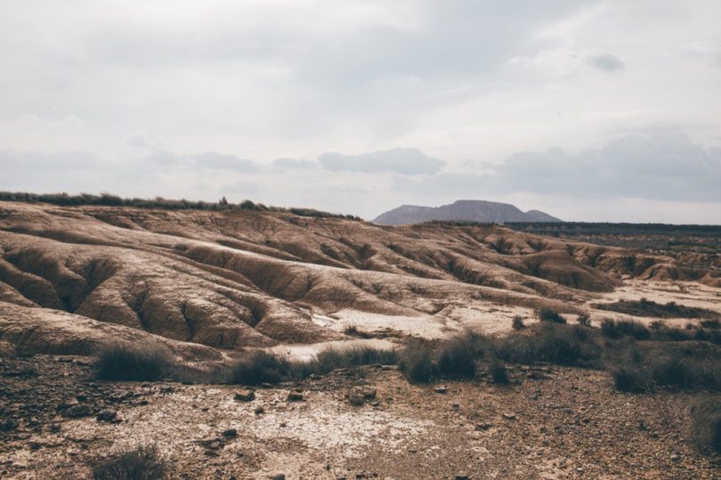 Une seance engagement dans le désert des Bardenas - A découvrir sur le blog mariage -www.lamarieeauxpiedsnus.com - Photo : HD Photography