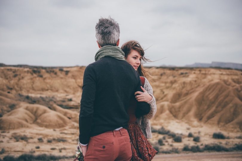 Une seance engagement dans le désert des Bardenas - A découvrir sur le blog mariage -www.lamarieeauxpiedsnus.com - Photo : HD Photography