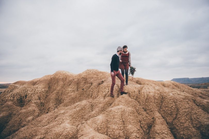 Une seance engagement dans le désert des Bardenas - A découvrir sur le blog mariage -www.lamarieeauxpiedsnus.com - Photo : HD Photography