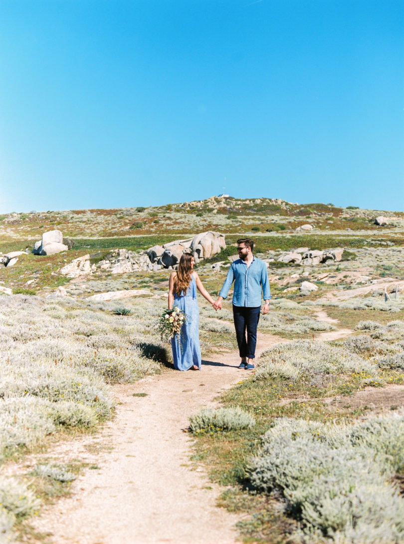 Une séance engagement en bleu en Corse - A découvrir sur le blog mariage www.lamarieeauxpiedsnus.com - Photos : Marion Heurteboust