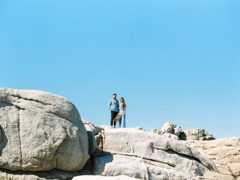 Une séance engagement en bleu en Corse - A découvrir sur le blog mariage www.lamarieeauxpiedsnus.com - Photos : Marion Heurteboust