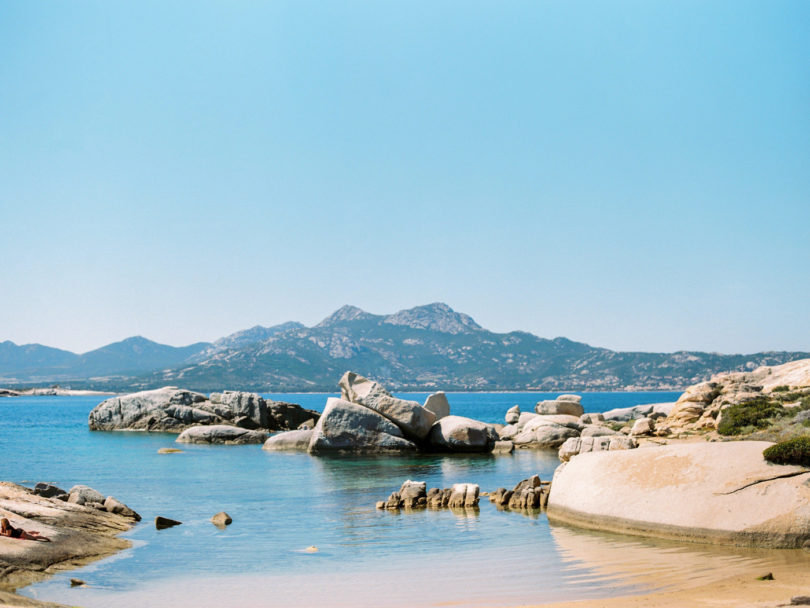 Une séance engagement en bleu en Corse - A découvrir sur le blog mariage www.lamarieeauxpiedsnus.com - Photos : Marion Heurteboust