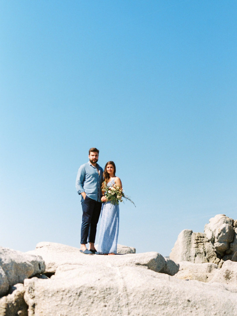 Une séance engagement en bleu en Corse - A découvrir sur le blog mariage www.lamarieeauxpiedsnus.com - Photos : Marion Heurteboust