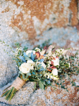 Une séance engagement en bleu en Corse - A découvrir sur le blog mariage www.lamarieeauxpiedsnus.com - Photos : Marion Heurteboust